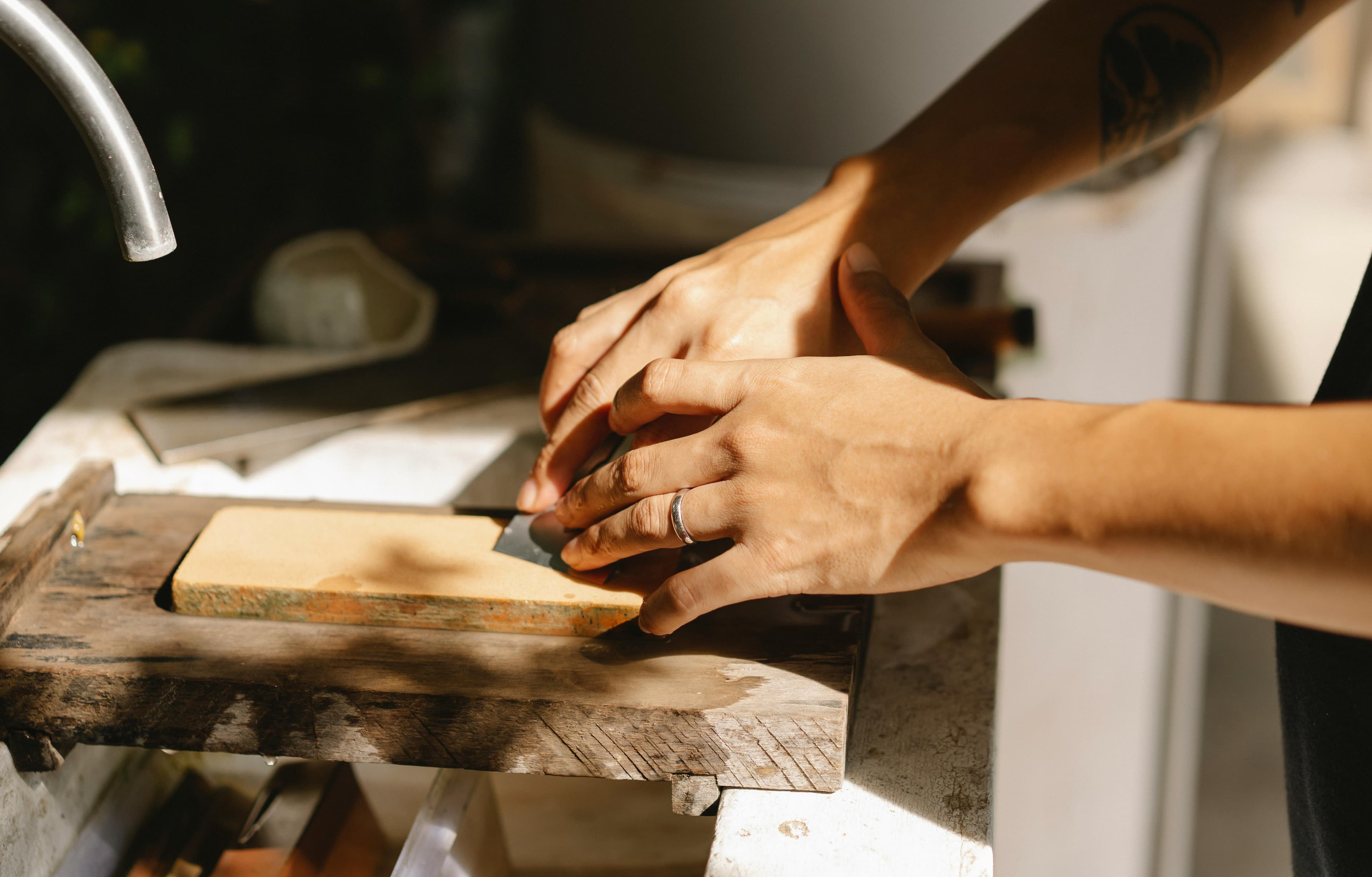 honing-vs-sharpening-whats-the-difference-and-when-to-do-each